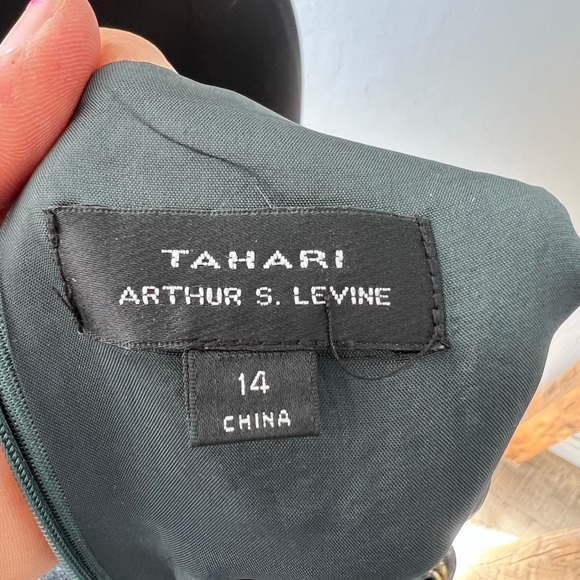 TAHARI metallic green neck detail shift dress NWOT - Picture 3 of 3